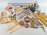 une boîte d'outils posée sur une table