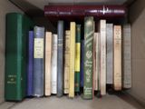 une boîte pleine de livres posée sur une table