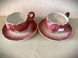 deux tasses et soucoupes posées sur une table