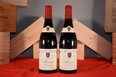 deux bouteilles de vin rouge posées l'une à côté de l'autre sur une table