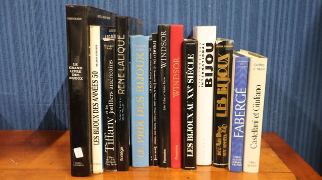 Lot de livres sur la bijouterie, Fabergé, Windsor, Tiffany, Laliq...