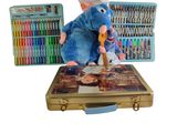 un rat en peluche assis sur une valise contenant des crayons de couleur