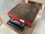 une image représentant une table sur laquelle se trouve une boîte