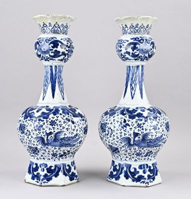 paire de vases bleus et blancs ornés d'oiseaux et de fleurs