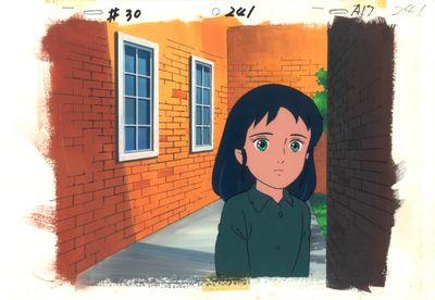 une photo d'une jeune fille debout devant un bâtiment en briques
