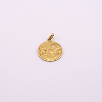 une pièce d'or sur laquelle est représenté le visage d'une femme