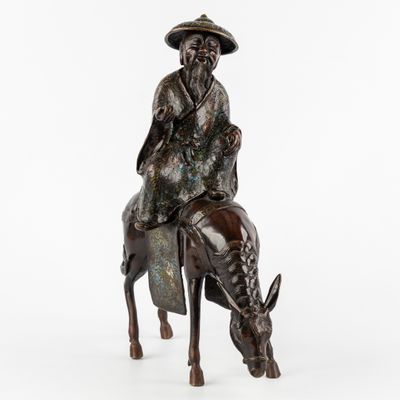 une image représentant une statue en bronze d'un homme à cheval