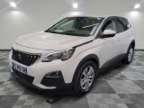 la voiture blanche est garée sur un sol en damier dans le garage