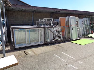 a lot of windows that are outside of a building