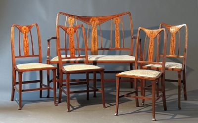 six chaises et une table dans une pièce aux murs gris