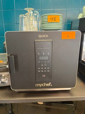 un micro-ondes posé sur le comptoir d'une cuisine