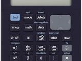 La calculatrice est noire et dispose d'un écran blanc.