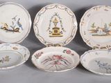 six assiettes aux motifs variés disposées sur une table