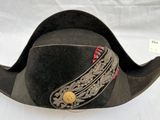 une image représentant un chapeau noir sur fond blanc