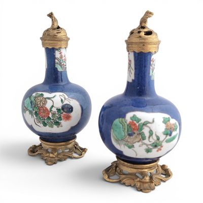 une paire de vases bleus et blancs ornés de fleurs et d'oiseaux