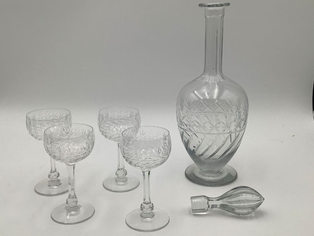 Service à porto en cristal comprenant une carafe et 4 verres. Bon état