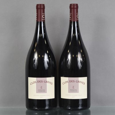 deux bouteilles de vin rouge posées sur une table en verre