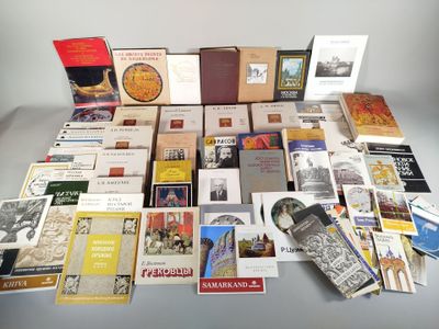 un grand nombre de livres posés sur une table