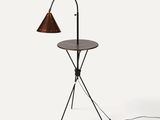 l'image d'une table sur laquelle est posée une lampe