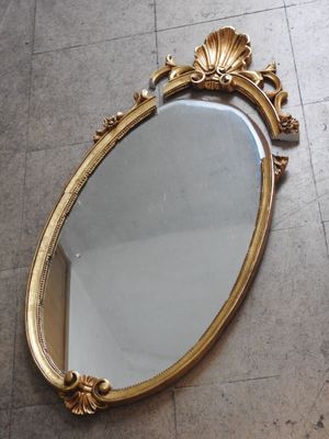 un miroir posé par terre dans la pièce