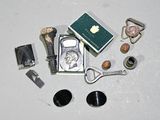 un grand nombre d'objets posés sur une table