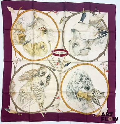 une photo d'un foulard carré orné d'un motif représentant des oiseaux