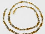 une chaîne en or et en argent au motif grec