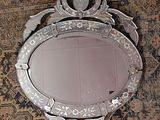 un miroir posé sur un tapis orné d'un oiseau