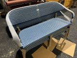 un banc à motifs bleus et blancs dans une pièce