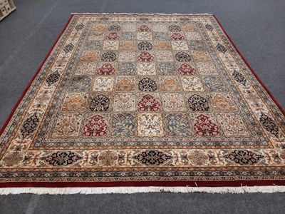 Un tapis oriental est posé sur le sol dans une pièce.