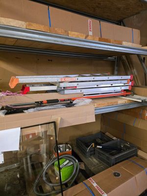 de nombreuses boîtes et de nombreux outils sur les étagères de la pièce