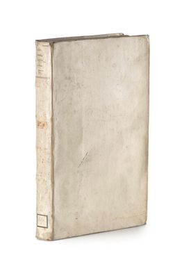 un vieux livre posé sur une surface blanche