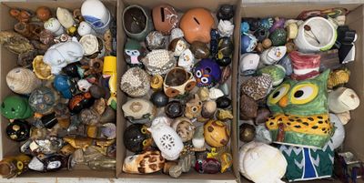 deux boîtes remplies d'objets divers posées sur une table
