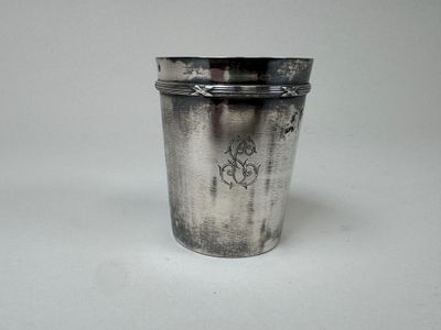 une coupe en argent posée sur une table
