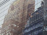le reflet d'un bâtiment dans la vitre d'un autre bâtiment