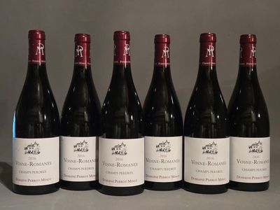 six bouteilles de vin sont alignées sur une table
