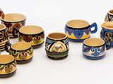 de nombreuses tasses à café de différents types posées sur une table