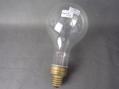 une ampoule posée sur une table