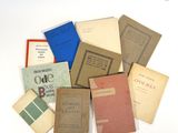 un grand nombre de livres posés sur une table