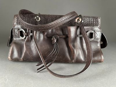 un sac à main marron posé sur une table