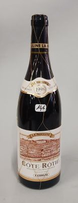 des bouteilles de vin sont alignées sur une table
