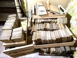 une pile de livres par terre, à côté d'une autre pile de livres
