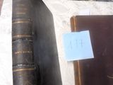 deux vieux livres posés sur une table l'un à côté de l'autre