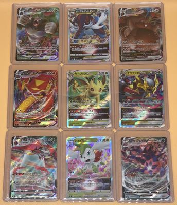 gros plan d'un paquet de cartes pokemon sur une table