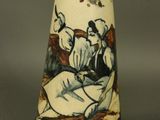 un vase avec l'image d'un homme et d'une femme dessus