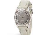 une image représentant une montre argentée avec un bracelet en cuir sur fond blanc