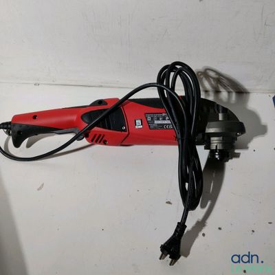un outil électrique rouge et noir posé sur un comptoir