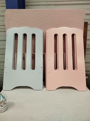 deux chaises placées l'une à côté de l'autre autour d'une table