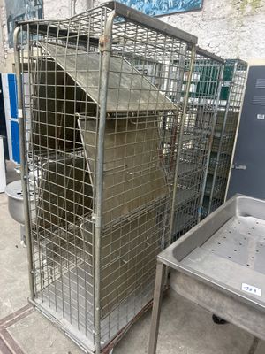une cage métallique avec un oiseau à l'intérieur