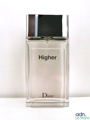 gros plan d'un flacon de parfum sur une surface blanche